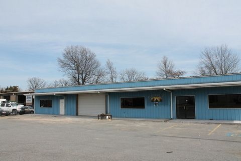 Retail/Industrial Showroom : 1020 Jim's Lane, Conway, AR 72032